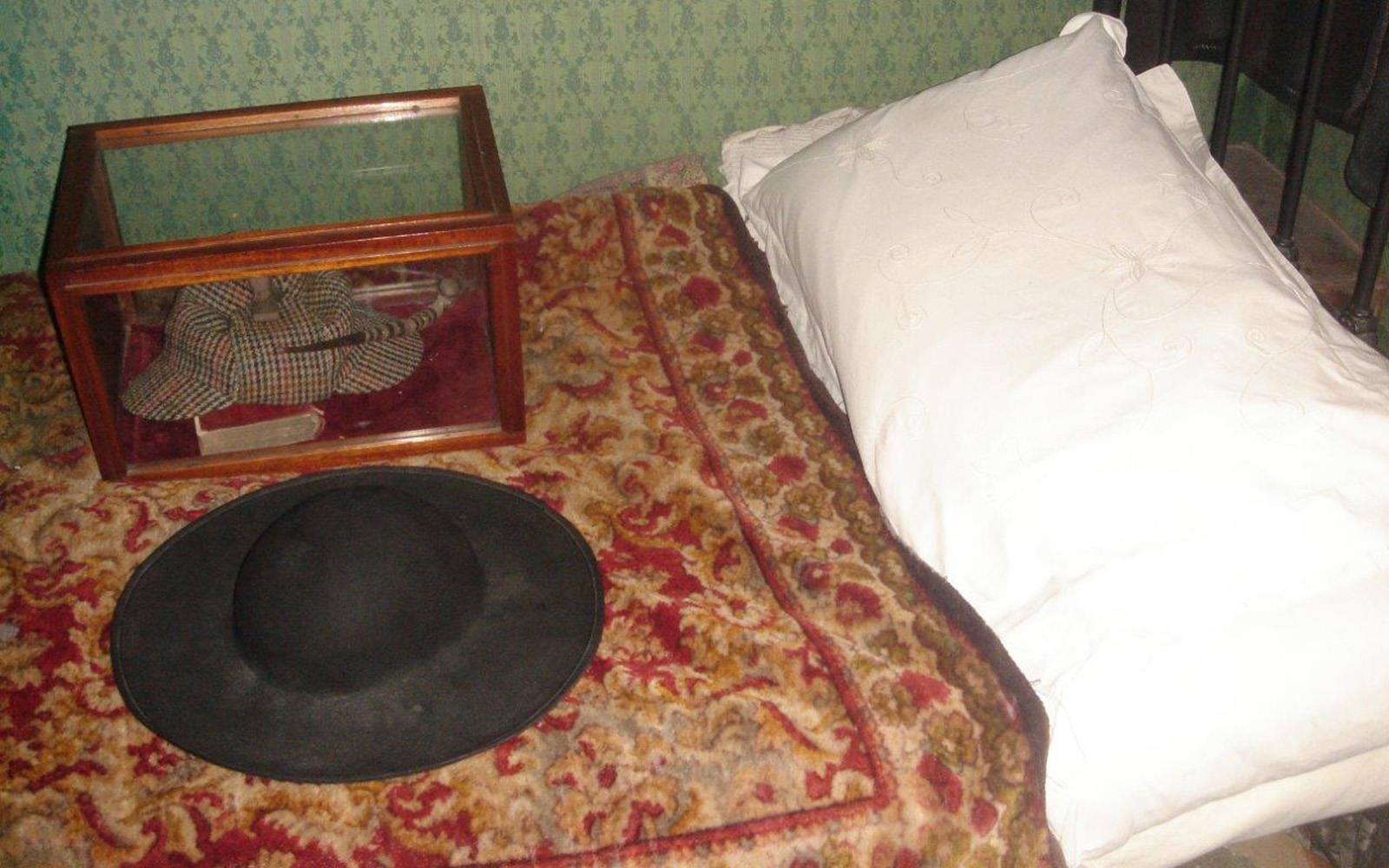 Sherlock Holmes Bed